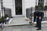 Britský strážník klade v Londýně kytici před dům zesnulé Margaret Thatcherové.