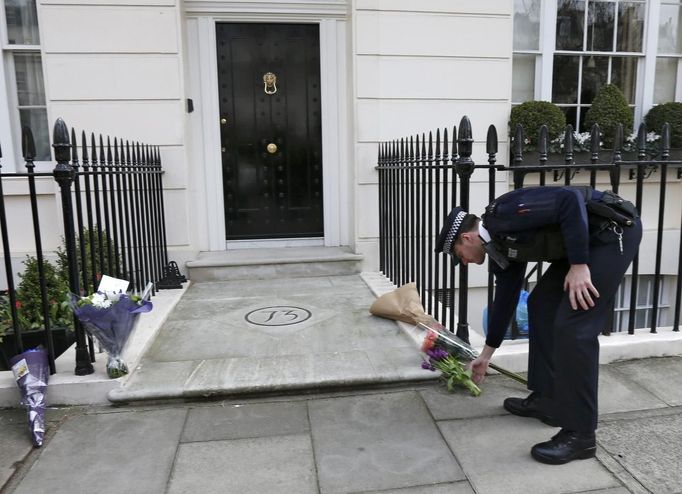 Britský strážník klade v Londýně kytici před dům zesnulé Margaret Thatcherové.