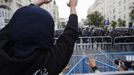 Anti-austerity demonstrators gesture over a barrier at police outside the the Spanish parliament in Madrid, September 25, 2012. Protesters clashed with police in Spain's capital on Tuesday as the government prepared a new round of unpopular austerity measures for the 2013 budget to be announced on Thursday. REUTERS/Paul Hanna (SPAIN - Tags: POLITICS CIVIL UNREST BUSINESS) Published: Zář. 25, 2012, 11:31 odp.