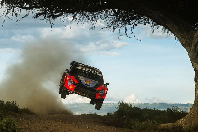 Thierry Neuville v Hyundai na trati Rallye Safari 2025