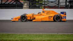 Fenanrdo Alonso v kvalifikaci na Indy 500