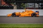 Fenanrdo Alonso v kvalifikaci na Indy 500.