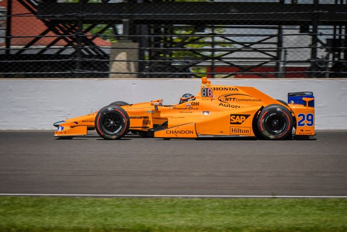 Fenanrdo Alonso v kvalifikaci na Indy 500.