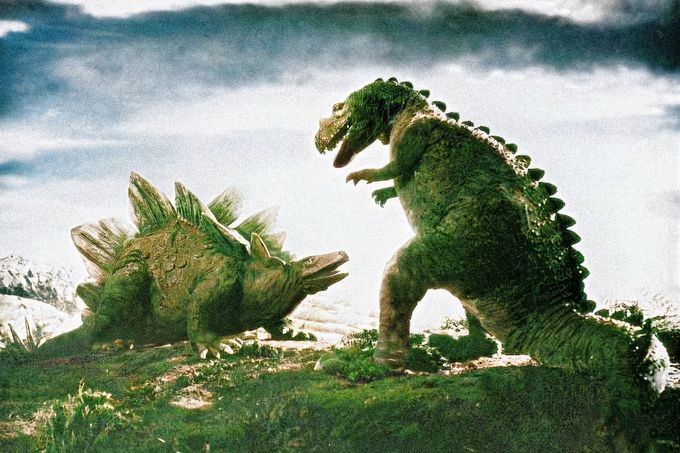 Dinosauři, jak se je představoval režisér Karel Zeman ve filmu Cesta do pravěku v roce 1955. Kolorováno.