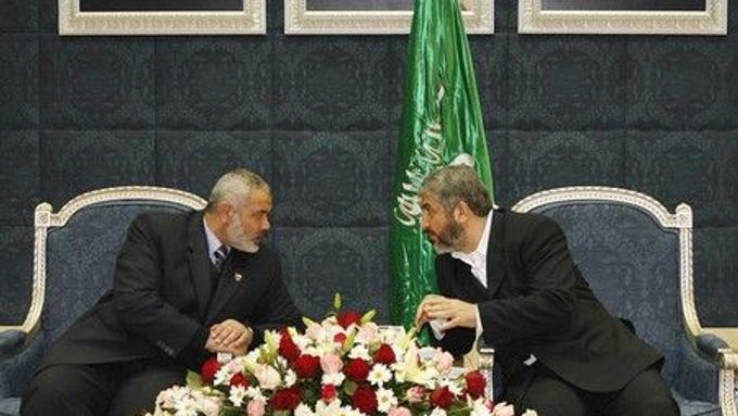 Palestinský premiér z hnutí Hamas Ismaíl Haníja a exilový šéf islamistů Chálid Mišal se radí před začátekm jednání s představiteli konkurenčního Fatahu.