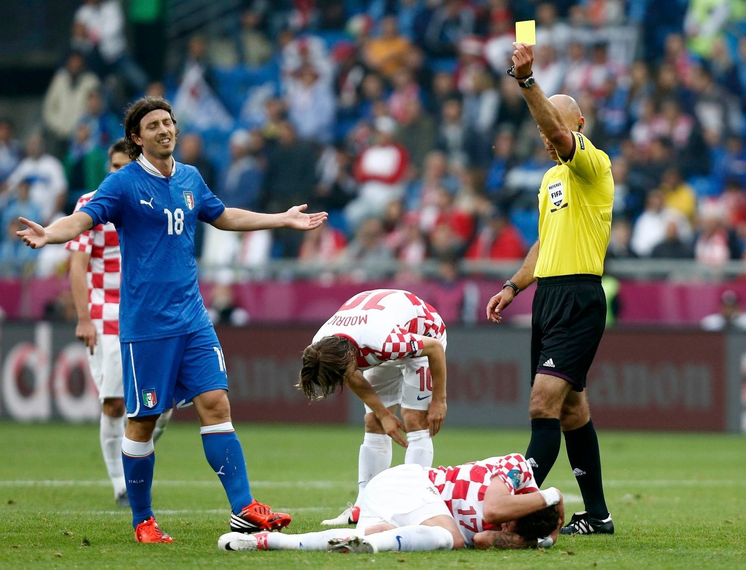 Riccardo Montolivo dostává žlutou kartu za faul na Maria Mandžukiče v utkání Chorvatska s Itálií ve skupině C na Euru 2012