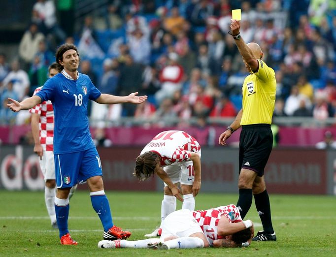 Riccardo Montolivo dostává žlutou kartu za faul na Maria Mandžukiče během utkání Chorvatska s Itálií ve skupině C na Euru 2012.