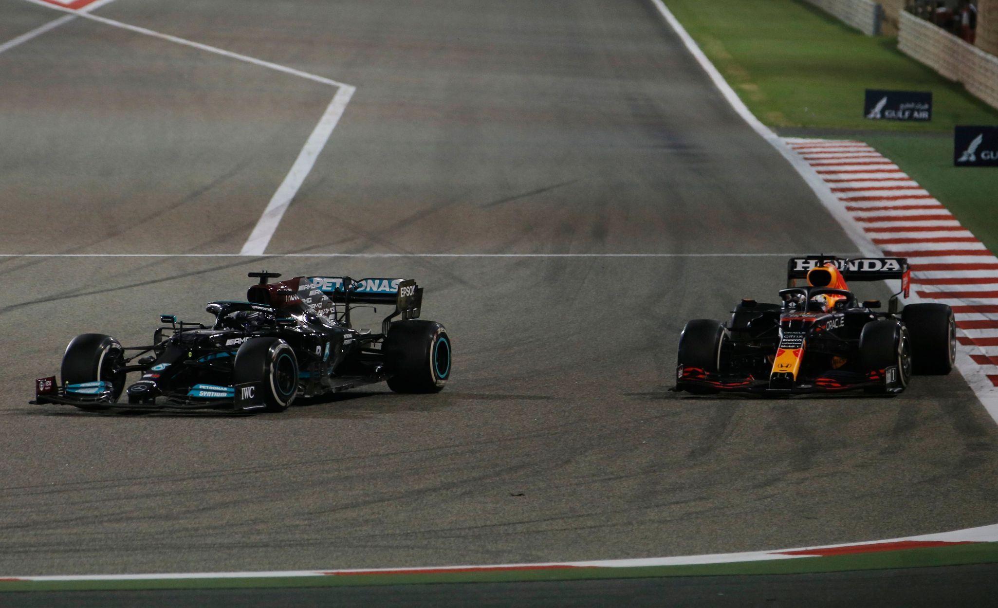 Lewis Hamilton v Mercedesu a Max Verstappen v Red Bullu ve Velké ceně Bahrajnu 2021