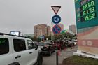 Fronty na benzin v Rusku. Schází mu už pětina rafinérií, místní média mají vysvětlení