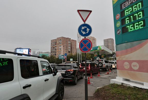 Auta se hromadí ve frontách na benzin. Vladivostok, 22. srpna 2025.