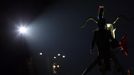 An artist from the French performance group called Ilotopie performs in an aquatic show "MetaMorPhosiS Aquaticae" on the Cannaregio Canal during a parade as part of the opening ceremony of the Venice carnival January 26, 2013. REUTERS/Alessandro Bianchi (ITALY - Tags: SOCIETY) Published: Led. 26, 2013, 8:45 odp.