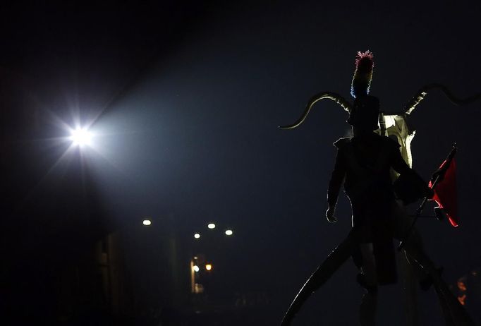 An artist from the French performance group called Ilotopie performs in an aquatic show "MetaMorPhosiS Aquaticae" on the Cannaregio Canal during a parade as part of the opening ceremony of the Venice carnival January 26, 2013. REUTERS/Alessandro Bianchi (ITALY - Tags: SOCIETY) Published: Led. 26, 2013, 8:45 odp.