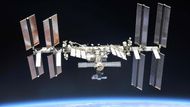 ISS je opravdová mozaika. Ruské moduly udržují dráhu, americké dodávají proud a Japonci tu mají svůj vědecký koutek. Všichni musí spolupracovat, životní podmínky se tu mění rychle, nikdo to nezvládne sám.