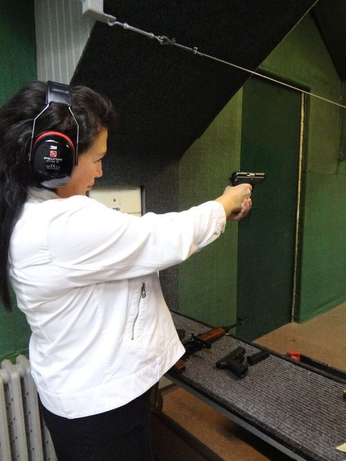 A další oficiální foto s pistolí, tentokrát s popiskem "Kandidátka na prezidentku Jana Bobošíková neponechá svou bezpečnost jen v rukou ochranky a raději trénuje střelbu sama".