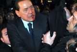 Silvio Berlusconi poté, co ho mladík na mítinku v Miláně udeřil pěstí do obličeje.