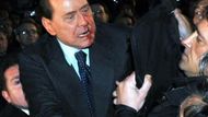 Silvio Berlusconi poté, co ho mladík na mítinku v Miláně udeřil pěstí do obličeje.