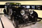 Nádherná karosérie zdobí Rolls-Royce Phantom II Continental. Vůz byl sestrojen v roce 1934. Modernizovaný, téměř osmilitrový šestiválec s výkonem 120 koňských sil uděloval vozu rychlost až 145 km/hod.