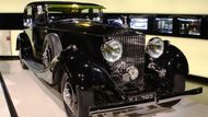 Nádherná karosérie zdobí Rolls-Royce Phantom II Continental. Vůz byl sestrojen v roce 1934. Modernizovaný, téměř osmilitrový šestiválec s výkonem 120 koňských sil uděloval vozu rychlost až 145 km/hod.