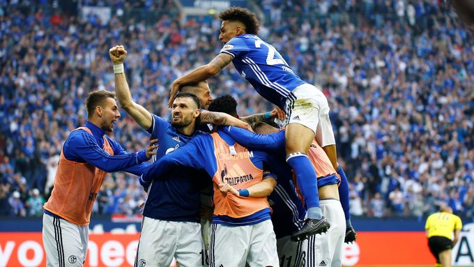 Fotbalisté Schalke vystavěli radostnou pyramidu poté, co Jevhenij Konpljanka otevřel v utkání se Schalke skóre