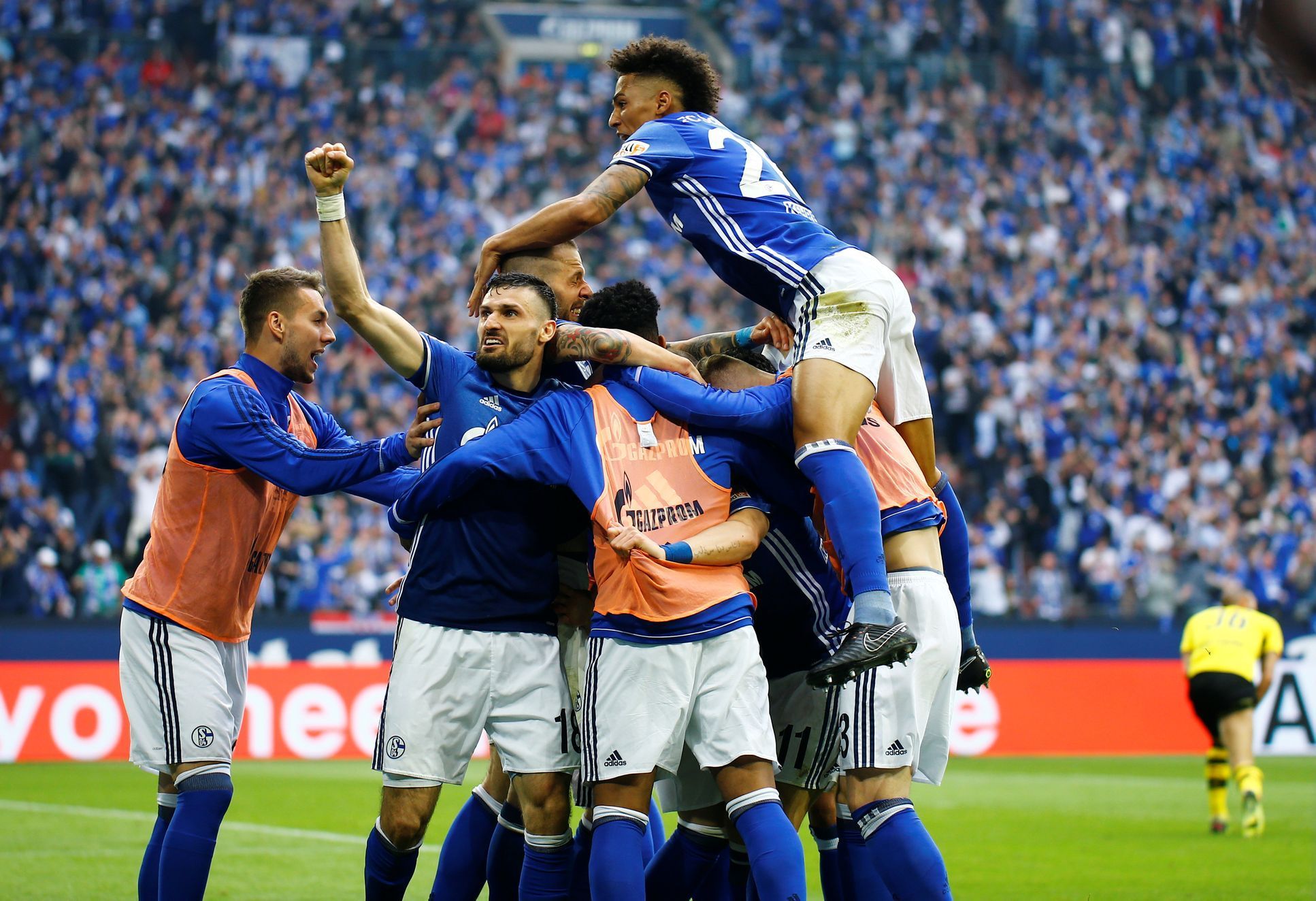 fotbal, německá liga 2017/2018, Schalke - Dortmund, radost Schalke