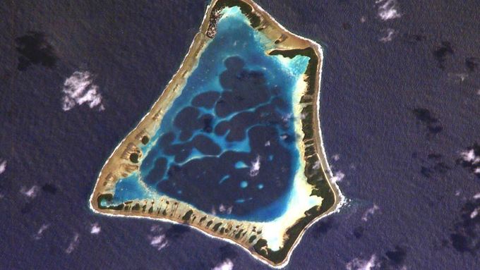 Družicový snímek nejsevernější součásti Tokelau: atol Atafu
