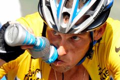 Lékař: Armstrong dopingem riskoval život