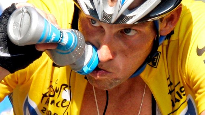 Lance Armstrong asi na horkou linku nezavolá.