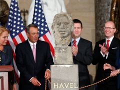 Odhalení busty Václava Havla v Kongresu. Zleva: Dagmar Havlová, John Boehner, Jan Hamáček, Bohuslav Sobotka, Nancy Pelosiová.