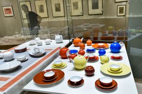 Sutnarova jídelní sada, Loosovo užitkové sklo. Muzeum vystavuje design Krásné jizby
