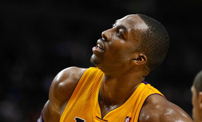 I centr Lakers Dwight Howard přemýšlí, co na začátku sezony dělají Lakers špatně.