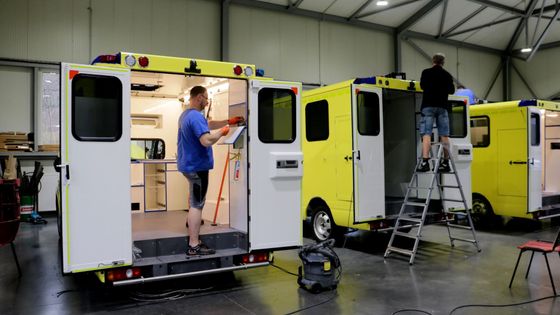 Jak se vyrábí sanitky? Záchranku jako elektromobil si neumím představit, říká výrobce