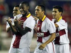 Hráči Sevilly Alves, Keita, Correia a Navas oslavují gól do sítě Slavie