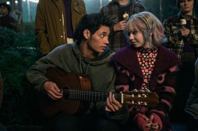 Noah B. Taylor a Emma Myersová v seriálu Wednesday 2.