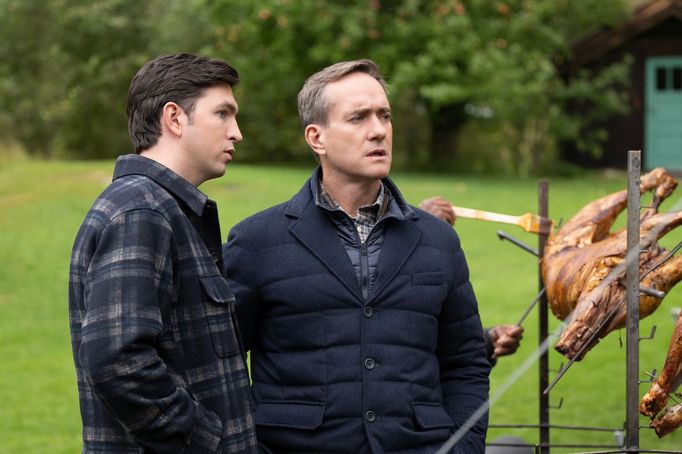 Nicholas Braun coby Greg a Matthew Macfadyen jako Tom.