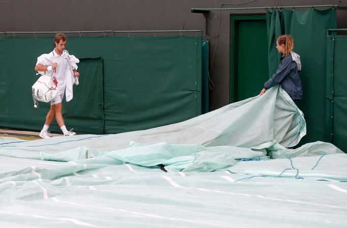 Francouzský tenista Richard Gasquet opouští kurt během přerušení osmifinále Wimbledonu 2012.