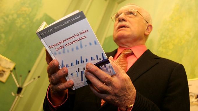 Václav Klaus představil svoji novou knihu Makroekonomická fakta české transformace na semináři Centra pro ekonomiku a politiku minulou středu.