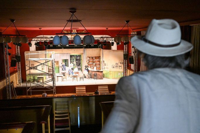 Bolek Polívka prochází nové prostory v Dělnickém domě v Židenicích.