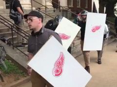 Logo detroitských Red Wings při nepokojích v Charlottesville.
