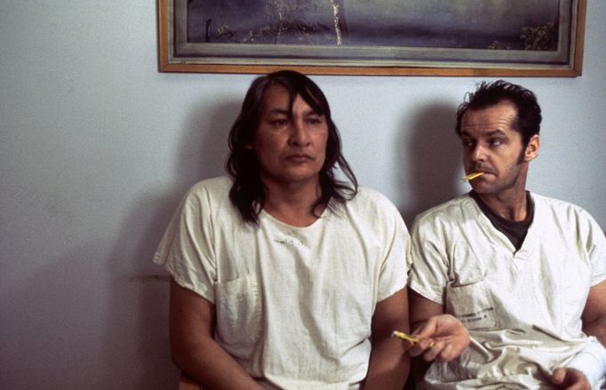 Will Sampson jako mlčenlivý indiánský náčelník Bromden a Jack Nicholson ve filmu Přelet nad kukaččím hnízdem.