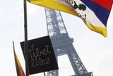 Setkání francouzské dámy s tibetskou vlajkou