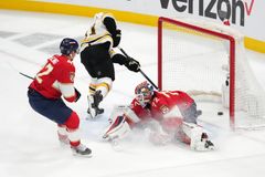 Pastrňák byl terčem drsných hitů. Boston i tak zvítězil a je jednu výhru od postupu