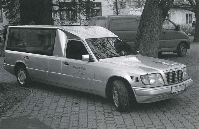 Pohřební karoserii Mercedesu W 124 zhotovila firma Melich.