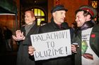 Foto: Proti "mlátičce" a za Drahoše. Stovky lidí demonstrovaly v Praze na Palachovo výročí