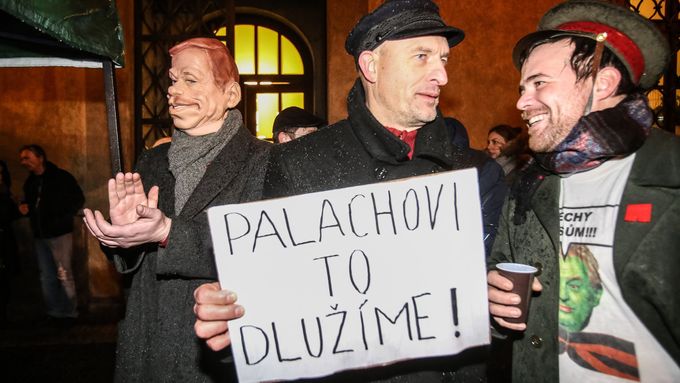 Foto: Proti "mlátičce" a za Drahoše. Stovky lidí demonstrovaly v Praze na Palachovo výročí
