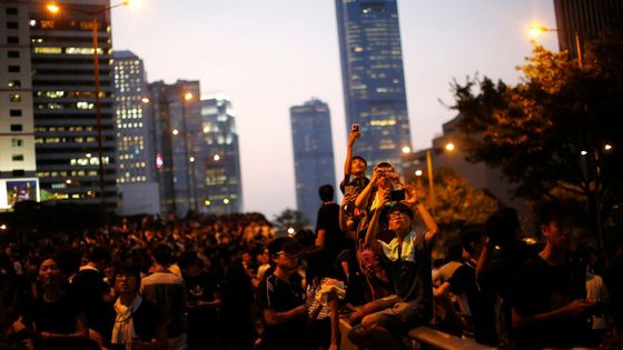 Tak se Hongkong zastavil. Cesty blokují tisíce demonstrantů