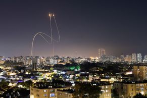Fotografové zachytili izraelskou Železnou kupoli v akci. Sestřelila 96 procent raket