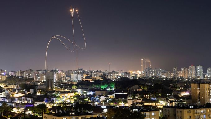 Fotografové zachytili izraelskou Železnou kupoli v akci. Sestřelila 96 procent raket