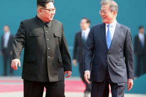 Foto: Kim přijel v mercedesu, pamětní knihu dezinfikovala ochranka. Tak začala korejská "éra míru"