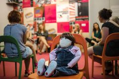 Nový způsob, jak učit děti: panenka, která pomáhá asistentům otevírat emoce