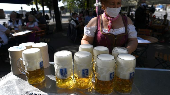 Na pivo jako před covidem: Německo zmírňuje pravidla pro očkované, týká se to i Čechů; Zdroj foto: Reuters